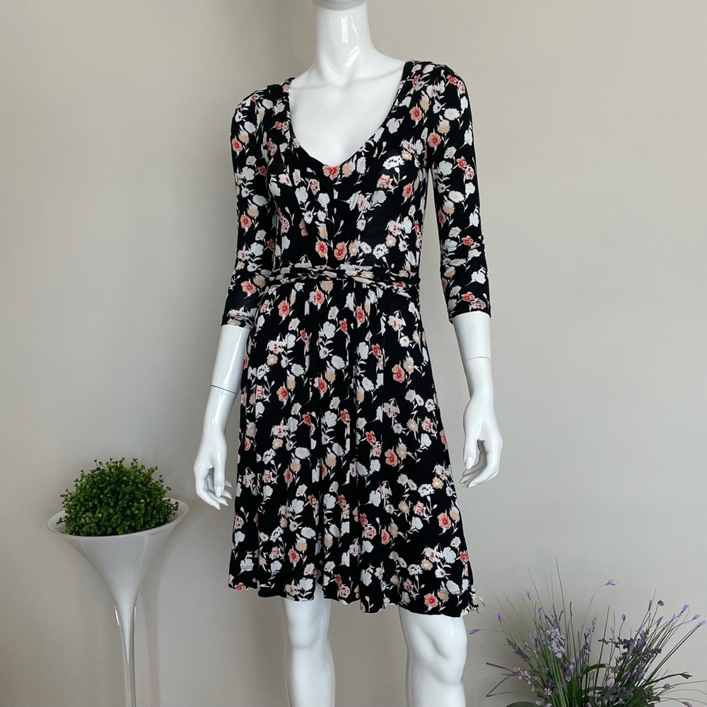 FRENCH CONNECTION Wrap V-neck Black Floral Pattern 3/4 Sleeve Knee Length Dr…